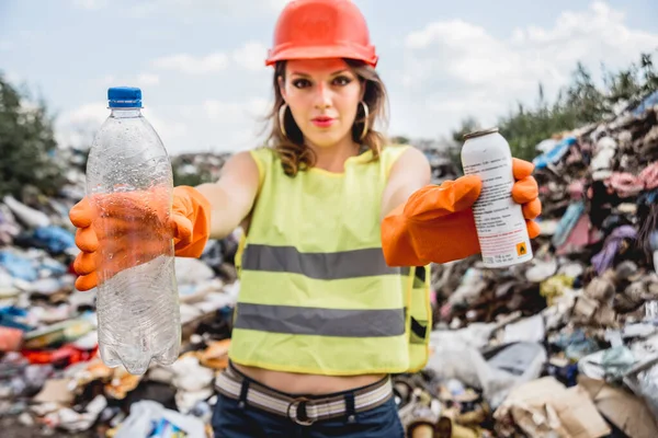 Kadın Gönüllü Plastik Çöpleri Temizlemeye Yardım Ediyor Dünya Günü Ekoloji — Stok fotoğraf