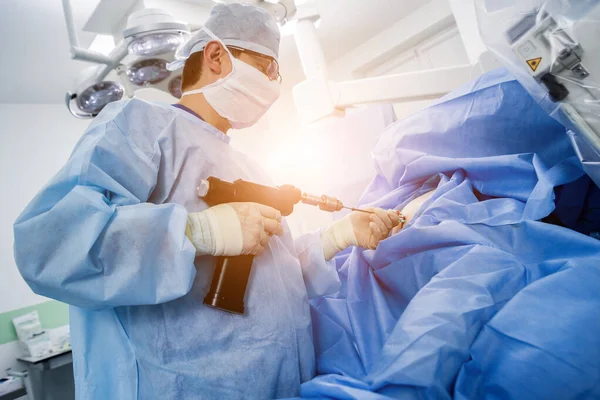 수술이요 수술실에서 현대적 절단기를 가지고 팀워크를 정형외과 의사들 병원의 — 스톡 사진