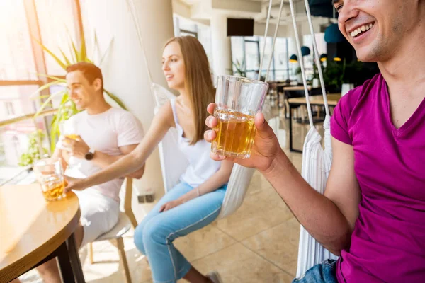 Amigos Alegres Pub Beber Cerveza Hablar Divertirse Encuentro Con Amigos —  Fotos de Stock