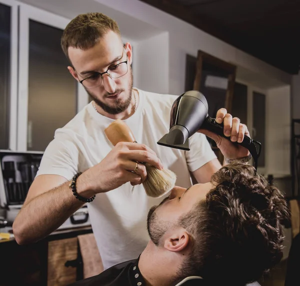 Jovem Com Corte Cabelo Moda Barbearia Barbeiro Faz Penteado Barba — Fotografia de Stock