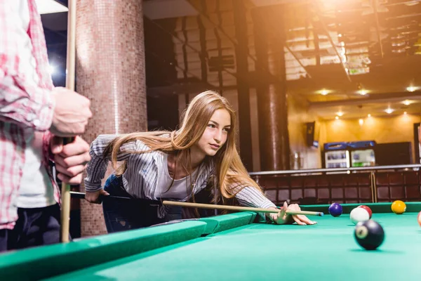 Mladá Žena Hraje Kulečníku Pózuje Stolu Narážkou Rukou Skupina Přátel — Stock fotografie