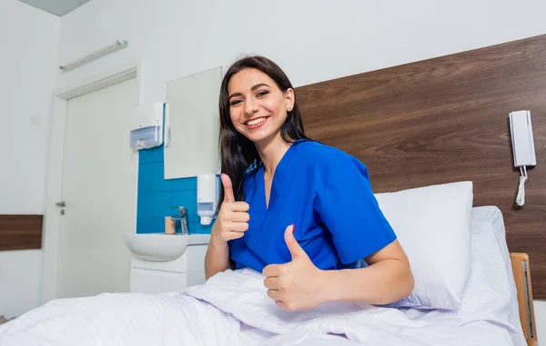 Patient Krankenhausbett Junge Kaukasische Frau Mit Krankenschwester Verbunden — Stockfoto