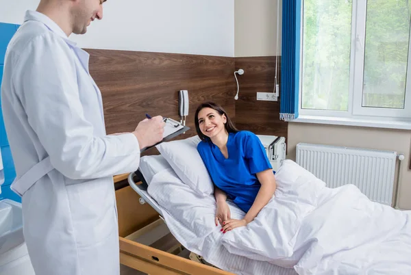 Traumatologin Gespräch Mit Junger Patientin Modernem Krankenhaus — Stockfoto