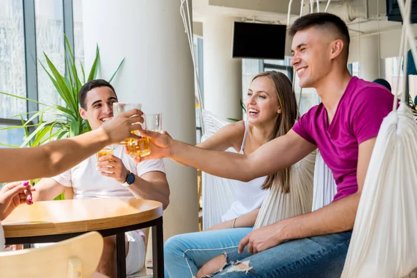 Amigos Alegres Pub Beber Cerveza Hablar Divertirse Encuentro Con Amigos —  Fotos de Stock