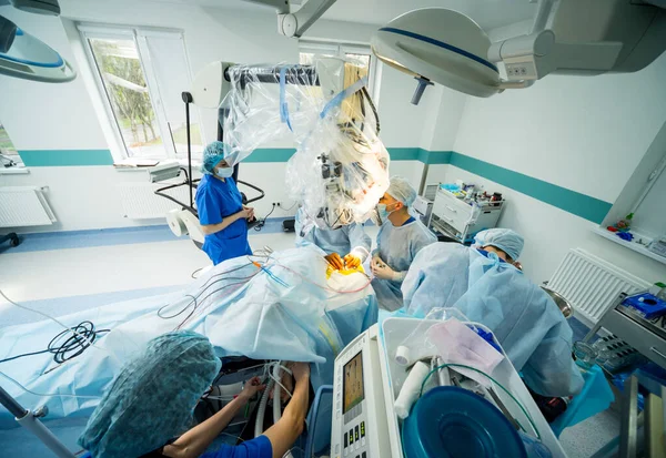 Hjärnkirurgi. Grupp av kirurger i operationssalen med kirurgisk utrustning. — Stockfoto