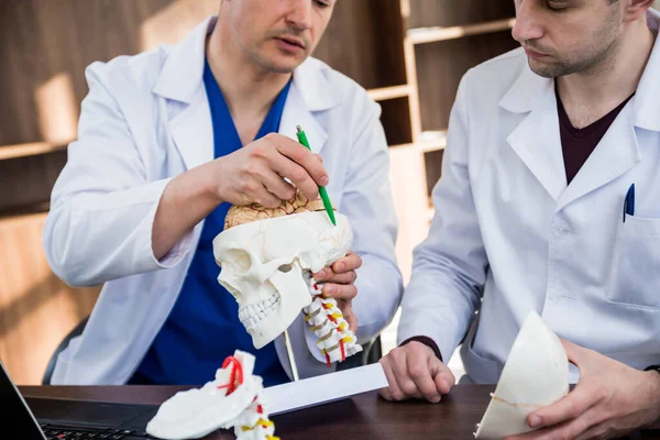 Dos Doctores Teniendo Consejo Médico Hospital Discutiendo Temas Médicos Antes —  Fotos de Stock