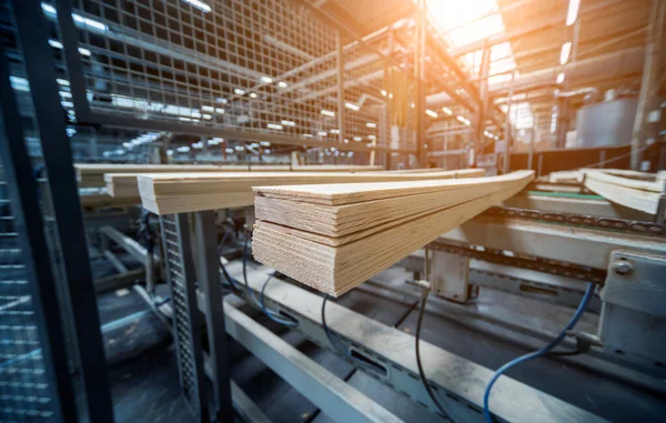 木造床工場の生産ライン Cnc自動木工機 — ストック写真