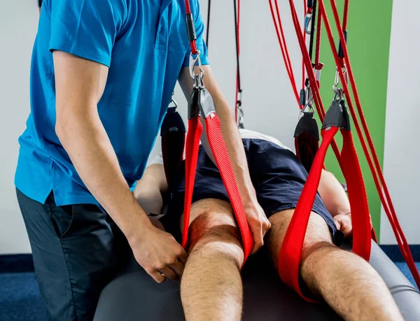 Физиотерапия Подвесная Терапия Молодой Человек Занимающийся Фитнес Терапией Системой Тренировок — стоковое фото