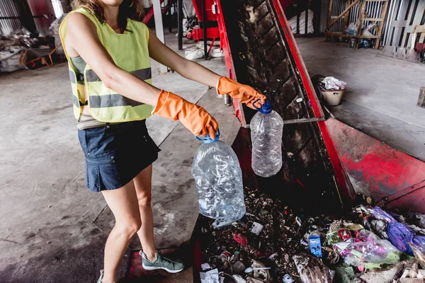 Woman Volunteer Sorting Trash Modern Recycling Plant — Φωτογραφία Αρχείου