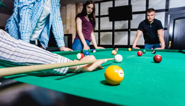 Jovem Tentando Acertar Bola Bilhar Fundo Piscina — Fotografia de Stock