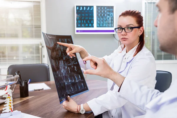 Ärzteteam Mit Ärztlichem Rat Krankenhaus Medizinische Fragen Diskutieren Wirbelsäulenfixierungssysteme Wirbelsäulenoperationen — Stockfoto