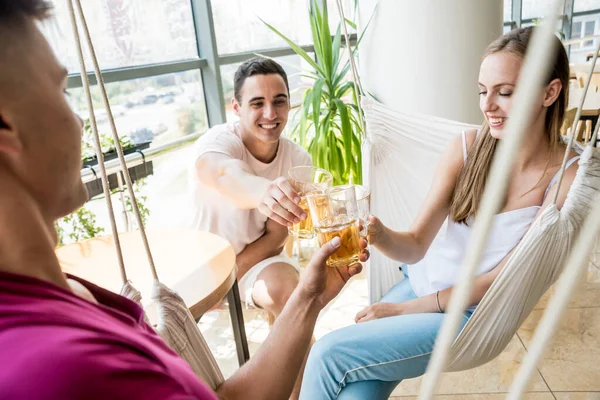 Veselí Přátelé Hospodě Pít Pivo Mluvit Bavit Setkání Přáteli Práci — Stock fotografie