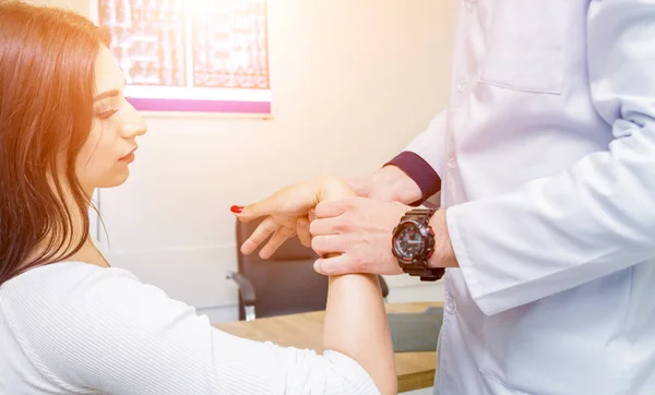 Traumatologe Untersucht Patientenhände Modernen Krankenhäusern Medizinischer Hintergrund — Stockfoto