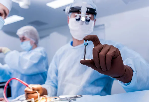 Хірургія Хребта Хірург Показує Поліациклічний Гвинт Операційній Кімнаті Хірургічним Обладнанням — стокове фото