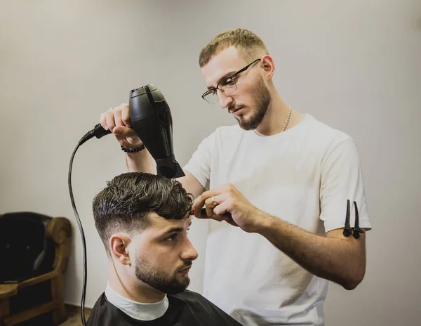 Giovane Con Taglio Capelli Alla Moda Negozio Barbiere Barbiere Acconciatura — Foto Stock