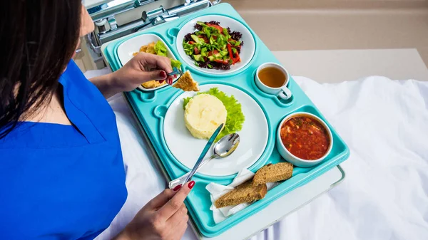Junge Frau Isst Krankenhaus Tablett Mit Frühstück Für Patientin — Stockfoto