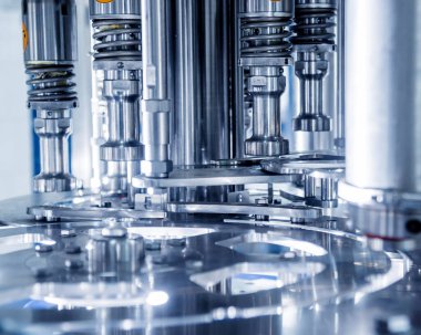 Otomatik doldurma makinesi plastik şişelere su dolduruyor, endüstriyel arka plan