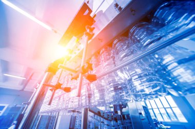 Şişelerdeki ayçiçeği yağı şişeleri, yüksek teknoloji konsepti, endüstriyel arka plan 