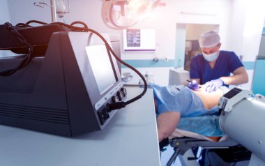 Omurilik ameliyatı. Ameliyathanede ameliyathanede ameliyat aleti olan bir grup cerrah. Laminektomi. Modern tıbbi arka plan