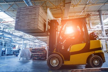 Depo tersanesinde forklift yükleyicisi, teslimat ve lojistik konsepti