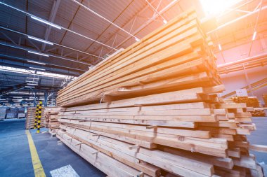 Doğal kaba tahta yığınları, endüstriyel keresteler.