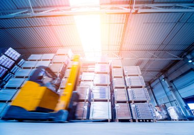 Depo tersanesinde forklift yükleyicisi, teslimat ve lojistik konsepti
