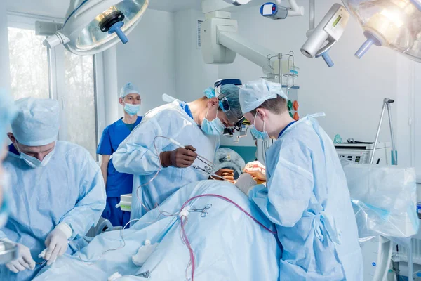 Gerincműtét. Sebészek csoportja a műtőben, sebészeti felszereléssel. Laminektómia — Stock Fotó