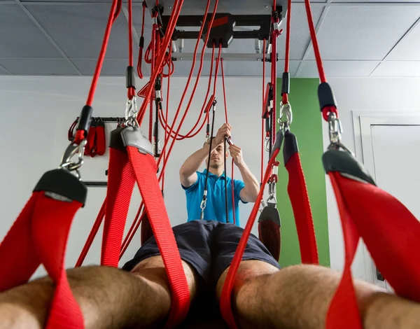 Fizyoterapi Uzaklaştırma Eğitim Terapisi Genç Adam Süspansiyon Temelli Egzersiz Sistemiyle — Stok fotoğraf