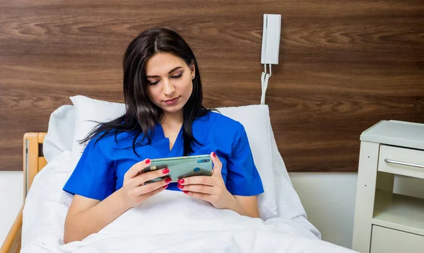 Patient Telefoniert Krankenhausbett Junge Kaukasische Frau Vernetzte Welt Und Mobile — Stockfoto