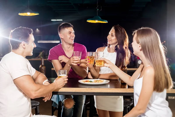 Vrolijke Vrienden Pub Bier Drinken Praten Plezier Hebben Vrienden Ontmoeten — Stockfoto