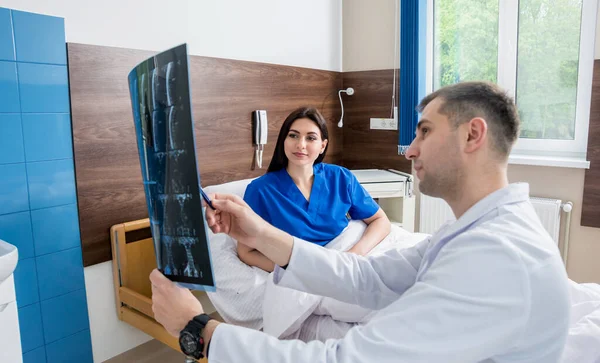 Traumatologe Zeigt Mri Film Einem Patienten Krankenhaus Medizinischer Hintergrund — Stockfoto