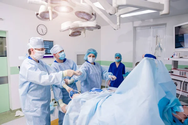수술이요 수술실에서 현대적 절단기를 사용하는 정형외과 의사들이 일하고 수술이요 병원의 — 스톡 사진