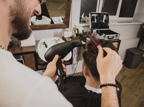 Jovem Com Corte Cabelo Moda Barbearia Barbeiro Faz Penteado Barba — Fotografia de Stock