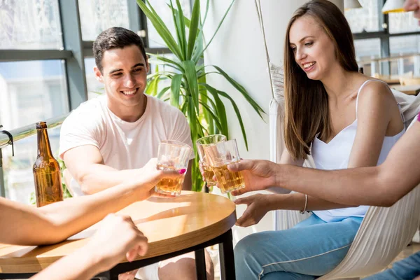 Amigos Alegres Pub Beber Cerveza Hablar Divertirse Encuentro Con Amigos — Foto de Stock