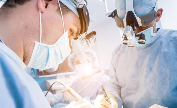脊柱手术一组外科医生在手术室与手术设备 拉米内切手术现代医学背景 — 图库照片