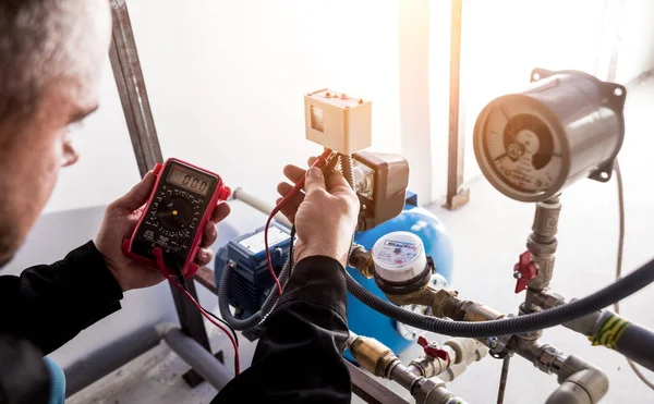 Techniker Überprüfen Wassernetzknoten Industrieller Hintergrund — Stockfoto