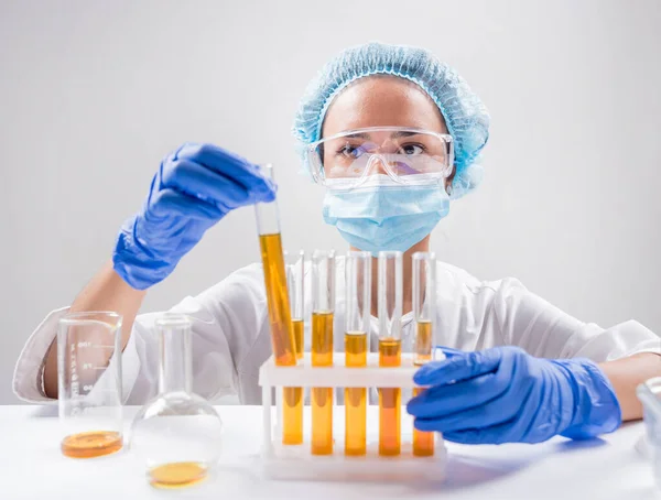 有機油を注ぐ女性科学者 化粧品科学 研究室設備 — ストック写真