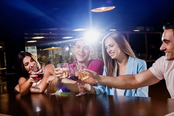 Vrolijke Vrienden Pub Bier Wijn Whisky Drinken Praten Plezier Hebben — Stockfoto