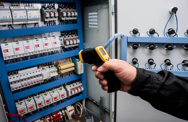 Close Técnico Usando Câmera Imagem Térmica Infravermelha Para Verificar Temperatura — Fotografia de Stock