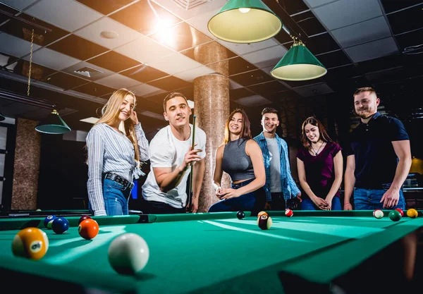 Grupo Jovens Amigos Alegres Jogando Bilhar Tempo Engraçado Após Trabalho — Fotografia de Stock