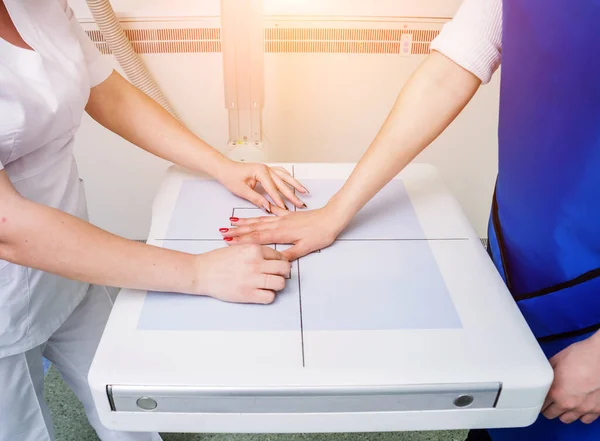 Radiologe Und Patient Einem Röntgenraum Röntgenbild Der Menschlichen Hand Klassisches — Stockfoto