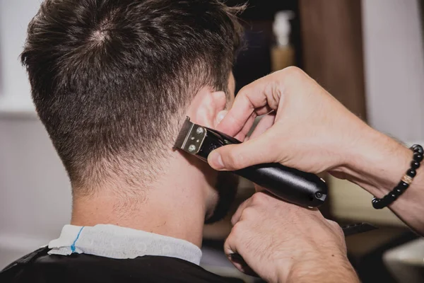 Junger Mann Mit Modischem Haarschnitt Beim Friseur Friseur Erledigt Frisur — Stockfoto