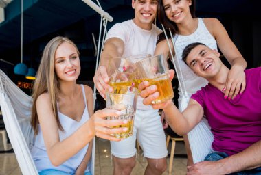 Pub 'daki neşeli arkadaşlar. Bira içmek, konuşmak, eğlenmek. İşten sonra arkadaşlarımla buluşacağım.