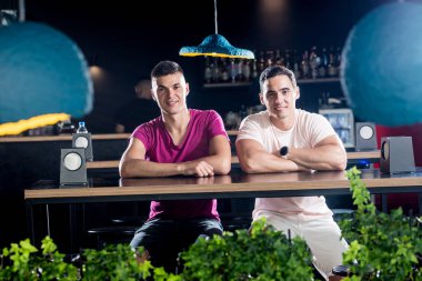 Pub 'daki neşeli arkadaşlar. Bira, şarap ve viski içmek, konuşmak, eğlenmek. İşten sonra arkadaşlarımla buluşacağım.