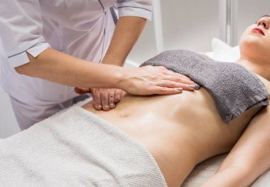 Güzeller güzeli genç bir kadın masaj salonundan zevk alıyor. Kozmetoloji kavramı