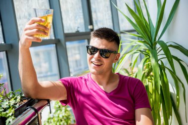 Bardaki genç adam. Bira içmek, pizza yemek. İşten sonra.