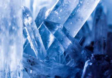 Arka plan olarak mavi kristal desenli yüzey