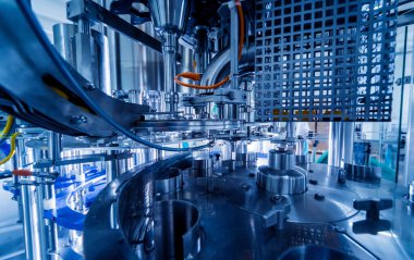 Otomatik doldurma makinesi plastik şişelere su dolduruyor, endüstriyel arka plan