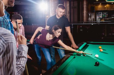 Bilardo oynayan bir grup neşeli genç arkadaş. İşten sonra eğlenceli zamanlar.