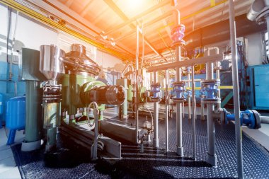 Boruları, pompaları ve motorları olan modern doğal petrol fabrikasının içi. Sektör arkaplanı